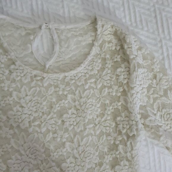 Forever 21 Lace Scalloped Long Sleeved top- white/cream- S - Picture 8 of 10